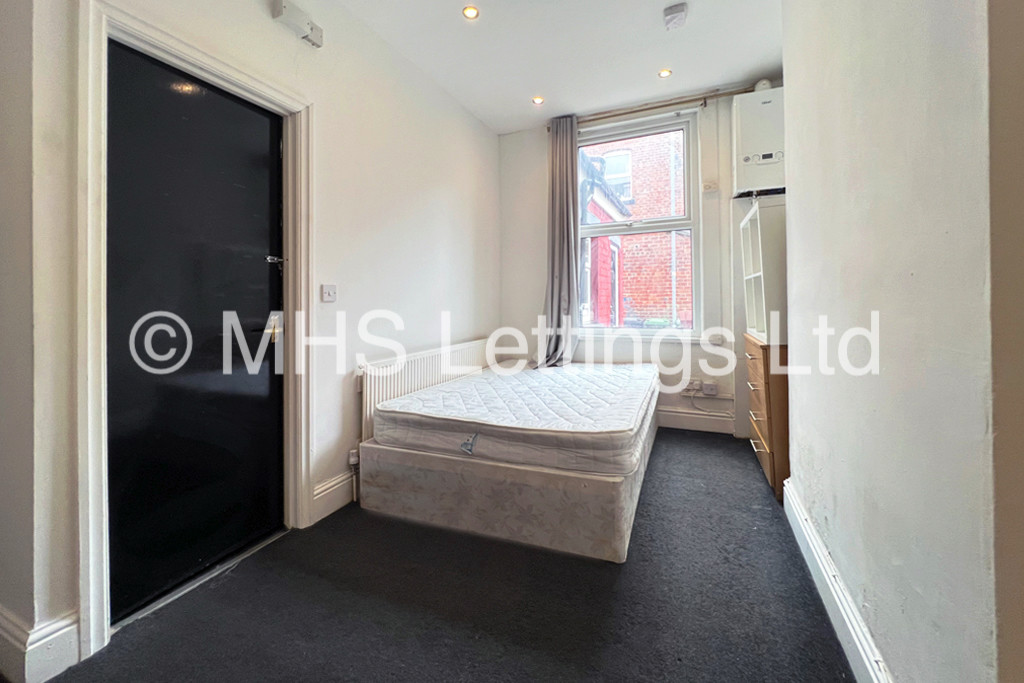 Photo of 4 Bedroom Mid Terraced House in 5 Norwood Terrace, Leeds, LS6 1EA