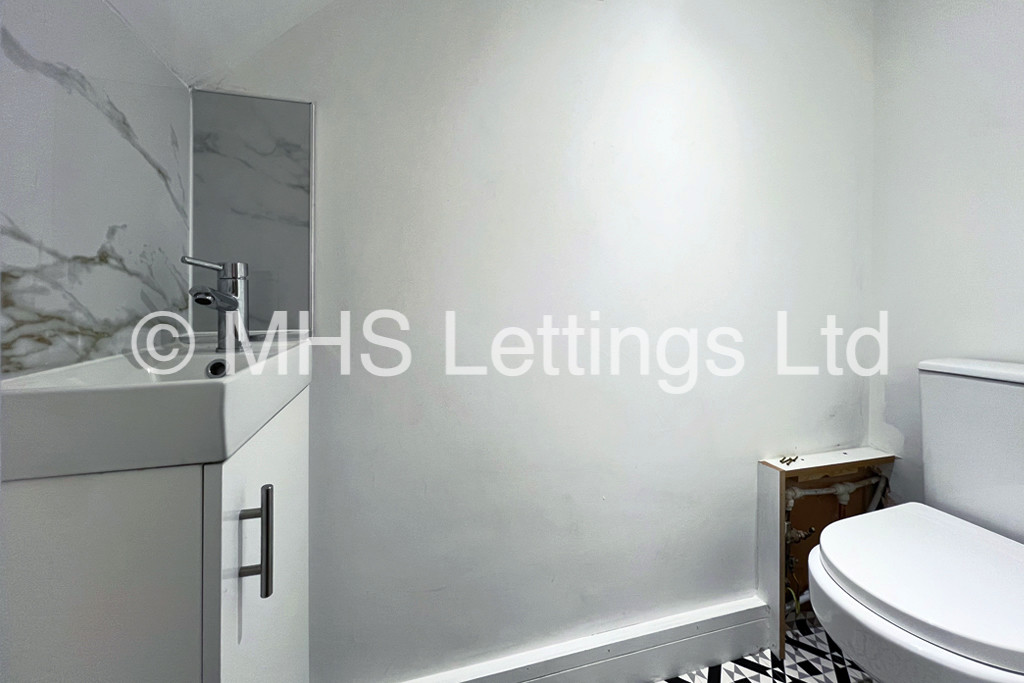 Photo of 4 Bedroom Semi-Detached House in 105 Carr Manor Avenue, Leeds, LS17 5BL