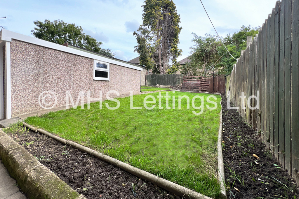Photo of 4 Bedroom Semi-Detached House in 105 Carr Manor Avenue, Leeds, LS17 5BL