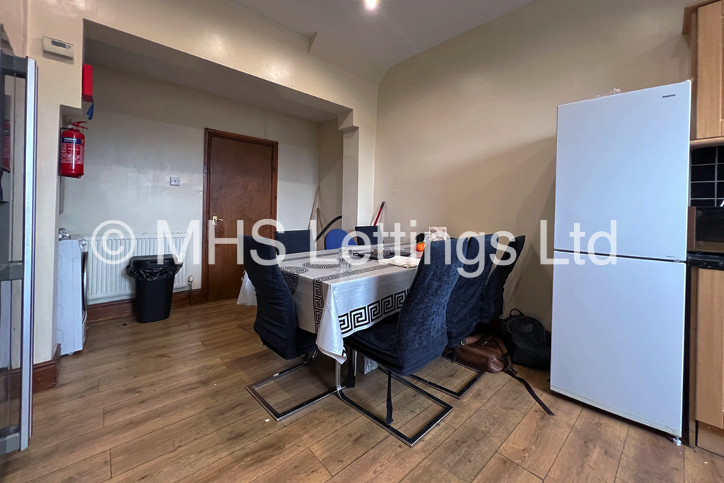 Photo of 6 Bedroom Mid Terraced House in 27 Regent Terrace, Leeds, LS6 1NP