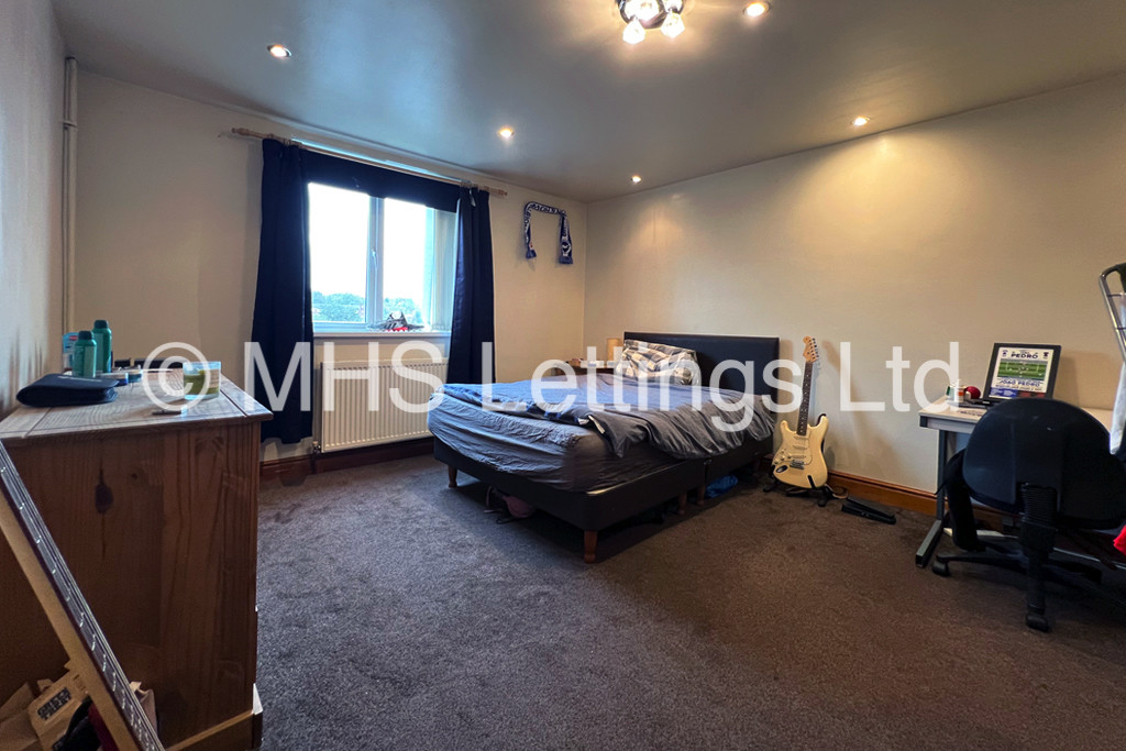 Photo of 6 Bedroom Mid Terraced House in 27 Regent Terrace, Leeds, LS6 1NP