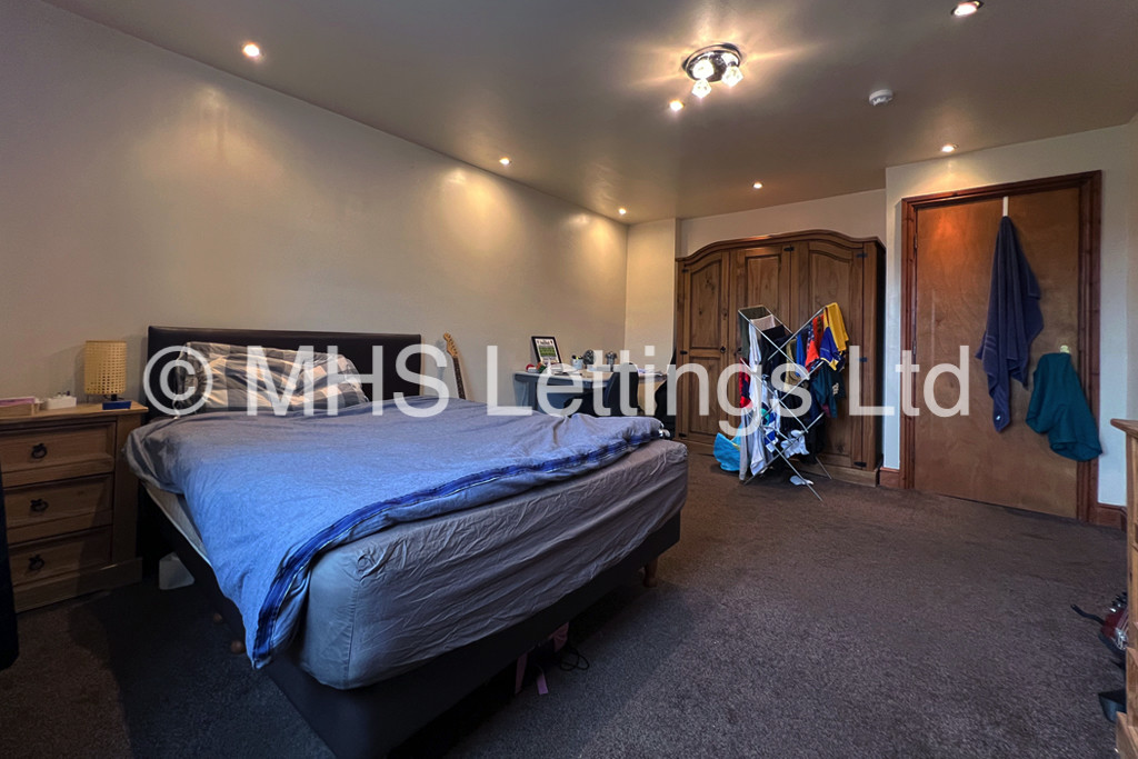 Photo of 6 Bedroom Mid Terraced House in 27 Regent Terrace, Leeds, LS6 1NP