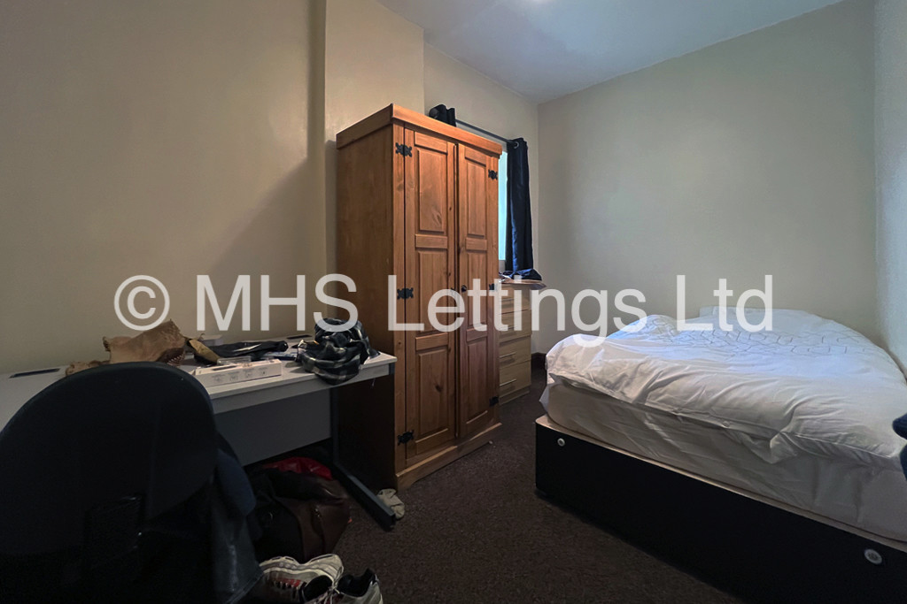 Photo of 6 Bedroom Mid Terraced House in 27 Regent Terrace, Leeds, LS6 1NP