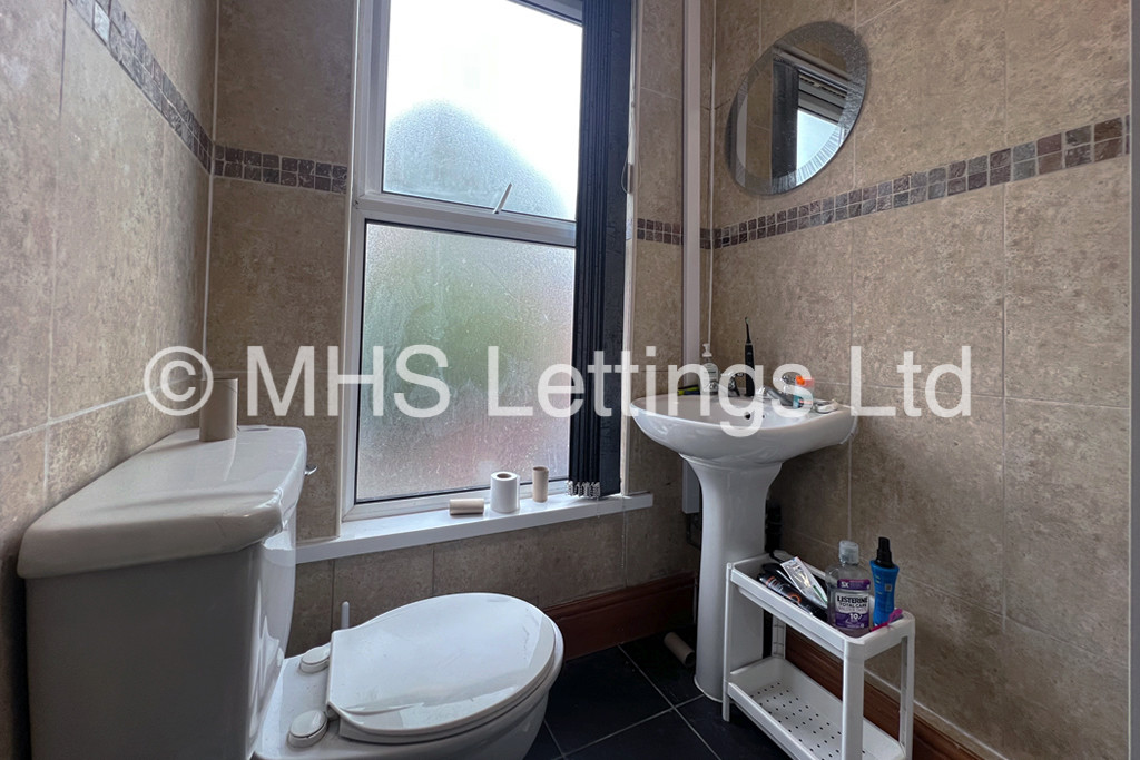 Photo of 6 Bedroom Mid Terraced House in 27 Regent Terrace, Leeds, LS6 1NP