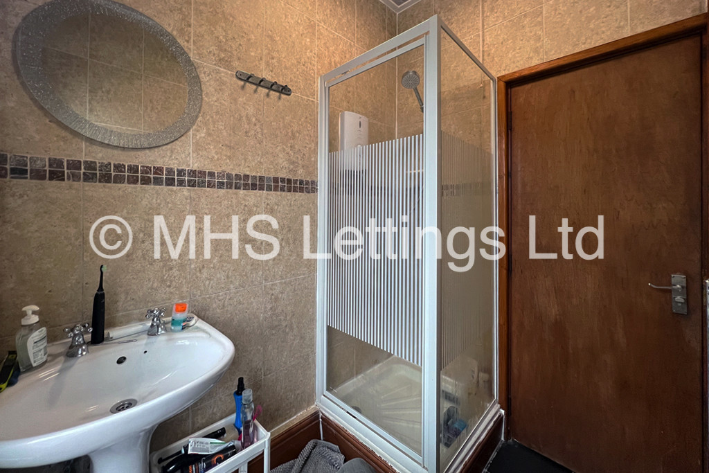 Photo of 6 Bedroom Mid Terraced House in 27 Regent Terrace, Leeds, LS6 1NP