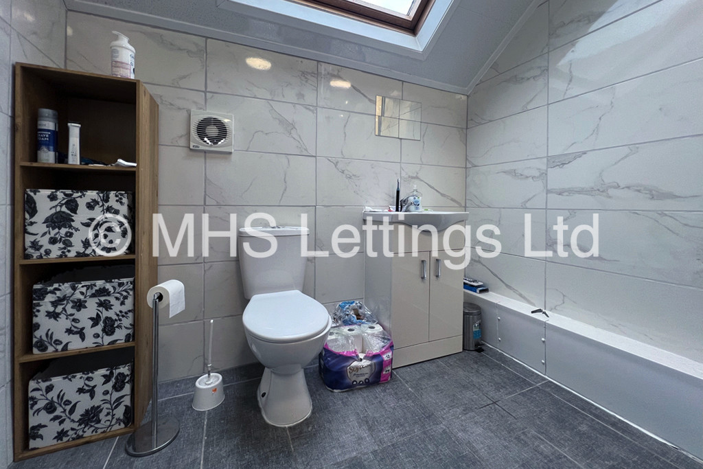 Photo of 6 Bedroom Mid Terraced House in 27 Regent Terrace, Leeds, LS6 1NP