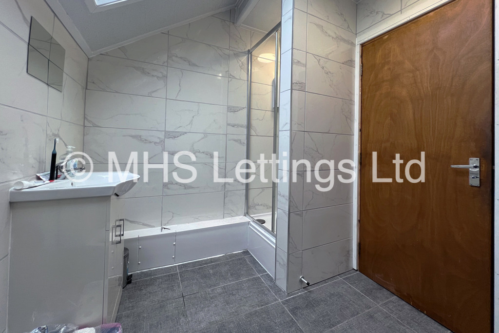 Photo of 6 Bedroom Mid Terraced House in 27 Regent Terrace, Leeds, LS6 1NP