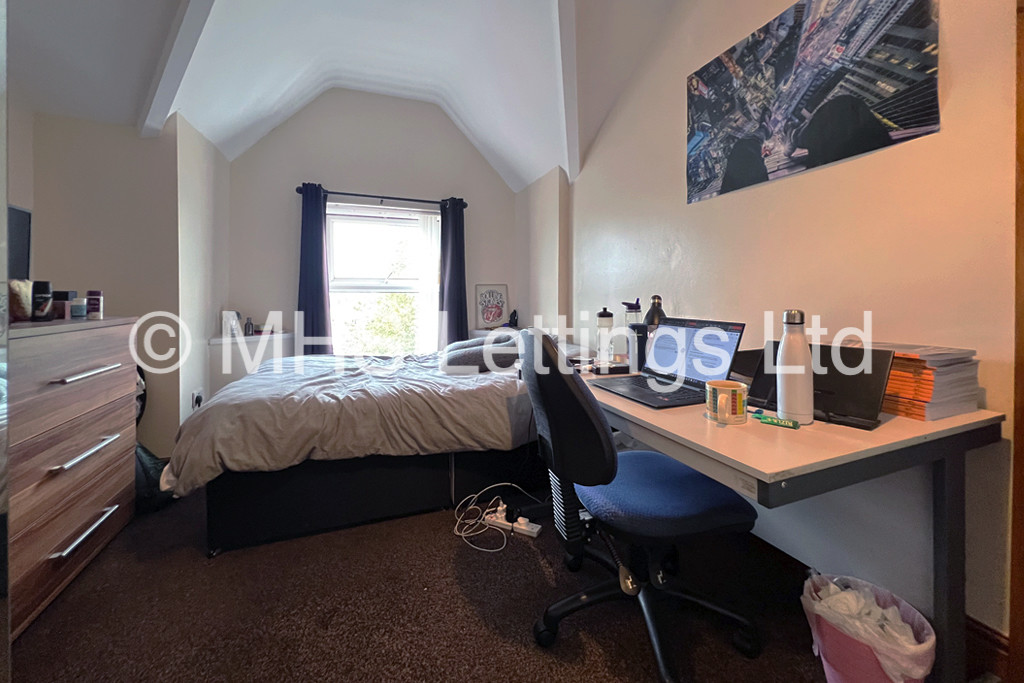Photo of 6 Bedroom Mid Terraced House in 27 Regent Terrace, Leeds, LS6 1NP
