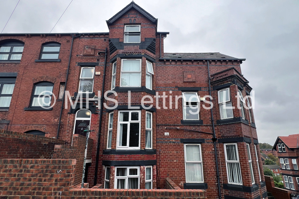 Photo of 6 Bedroom Mid Terraced House in 27 Regent Terrace, Leeds, LS6 1NP