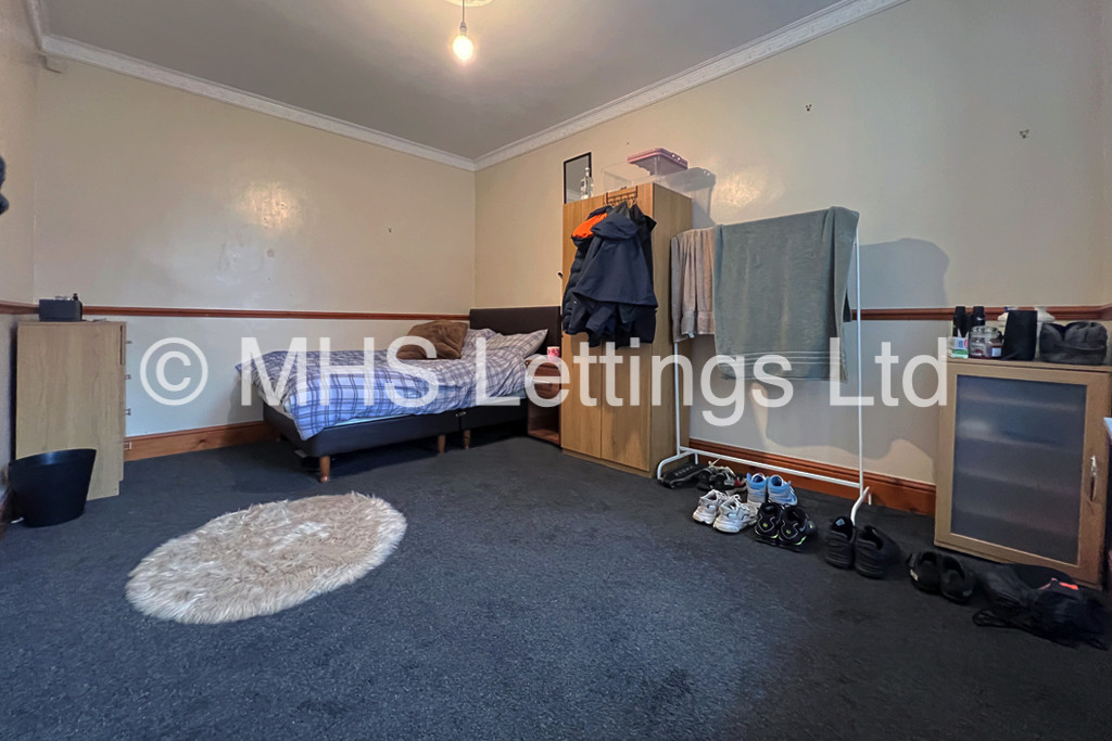 Photo of 6 Bedroom Mid Terraced House in 27 Regent Terrace, Leeds, LS6 1NP