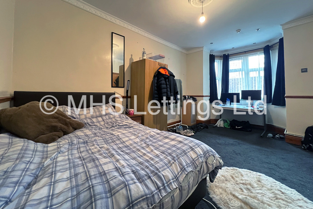 Photo of 6 Bedroom Mid Terraced House in 27 Regent Terrace, Leeds, LS6 1NP