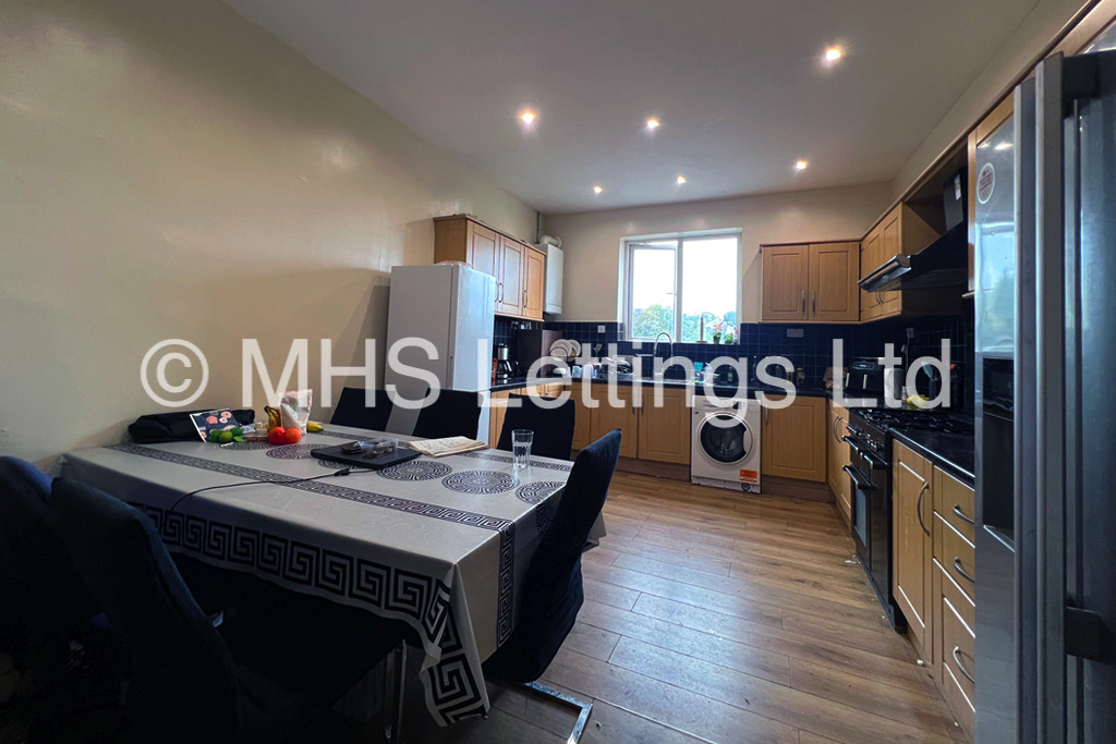 Photo of 6 Bedroom Mid Terraced House in 27 Regent Terrace, Leeds, LS6 1NP