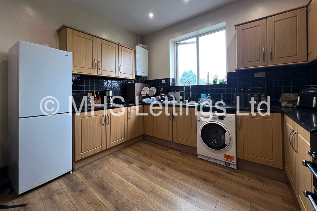 Photo of 6 Bedroom Mid Terraced House in 27 Regent Terrace, Leeds, LS6 1NP
