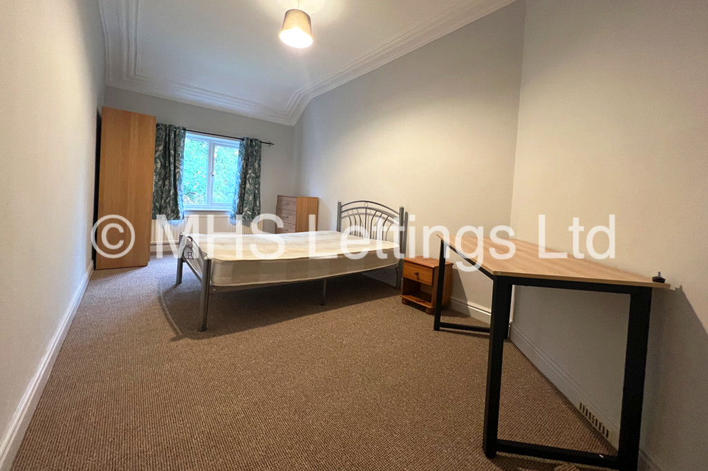Photo of 5 Bedroom Semi-Detached House in 3 Church Wood Avenue, Leeds, LS16 5LF