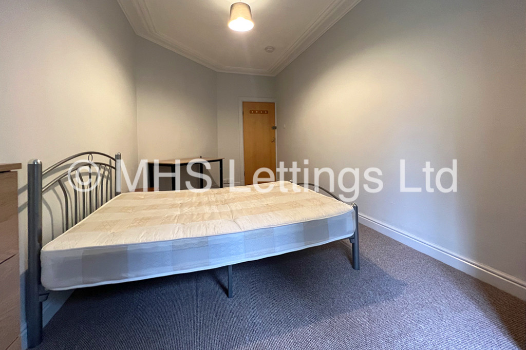 Photo of 5 Bedroom Semi-Detached House in 3 Church Wood Avenue, Leeds, LS16 5LF