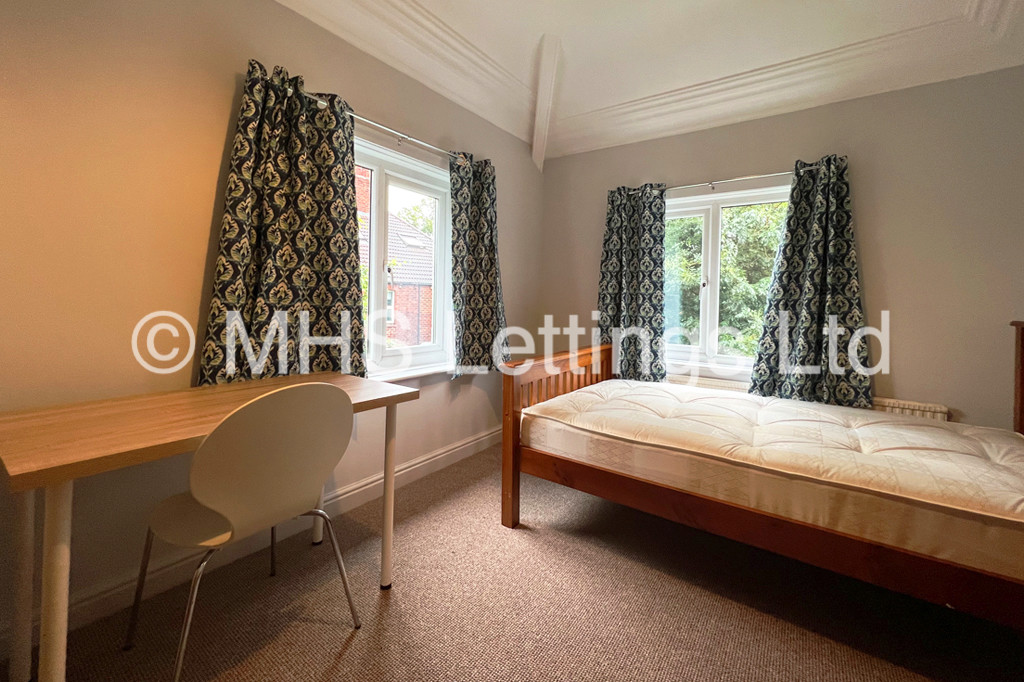 Photo of 5 Bedroom Semi-Detached House in 3 Church Wood Avenue, Leeds, LS16 5LF