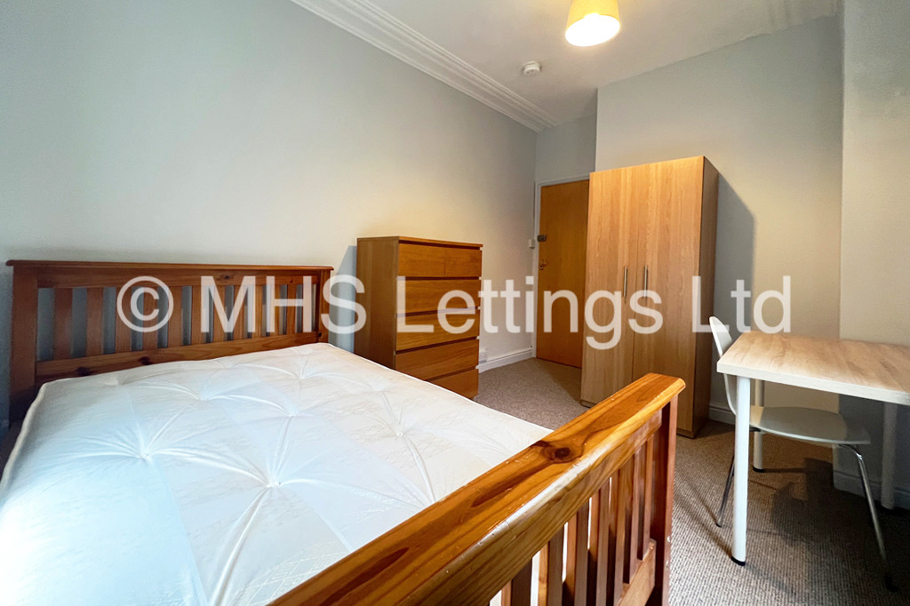 Photo of 5 Bedroom Semi-Detached House in 3 Church Wood Avenue, Leeds, LS16 5LF