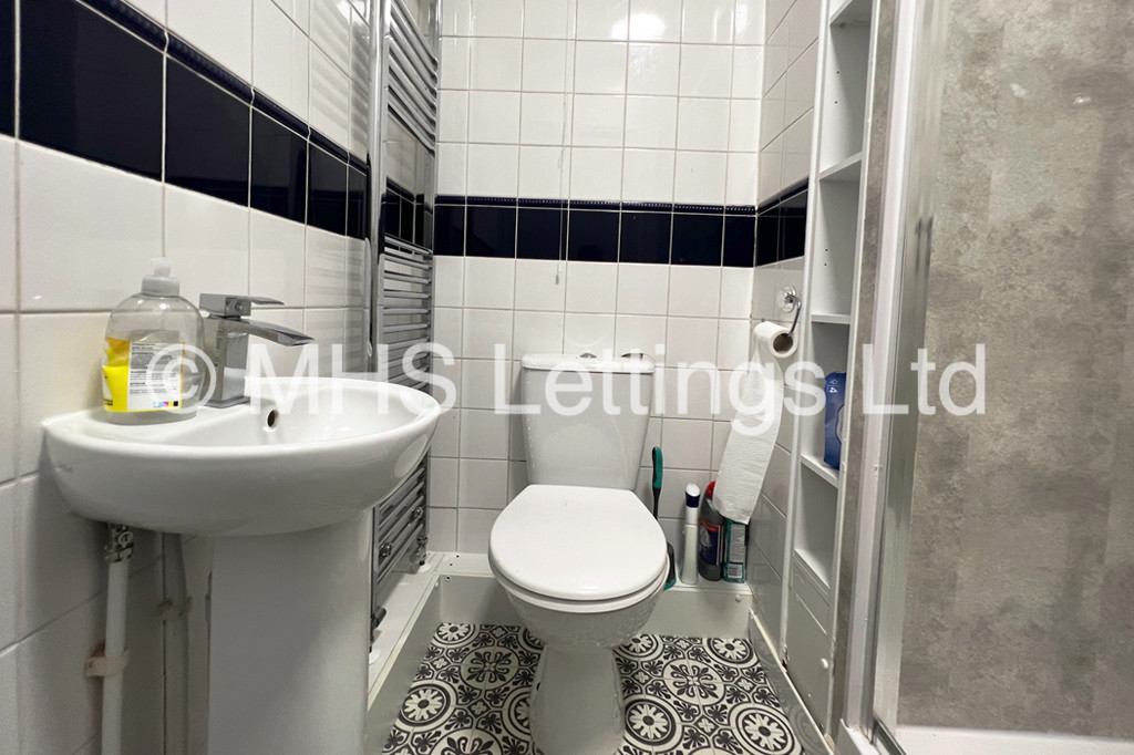 Photo of 5 Bedroom Semi-Detached House in 3 Church Wood Avenue, Leeds, LS16 5LF