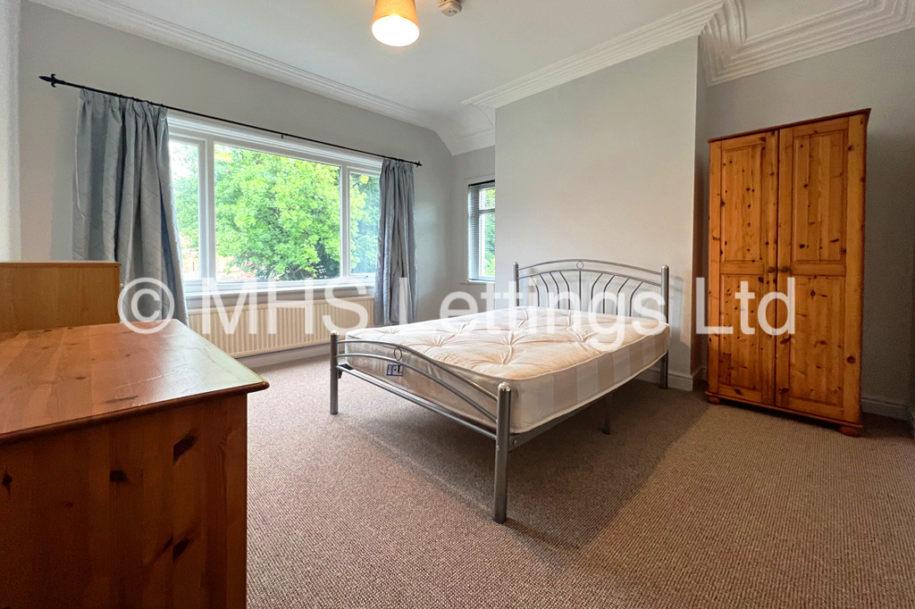 Photo of 5 Bedroom Semi-Detached House in 3 Church Wood Avenue, Leeds, LS16 5LF