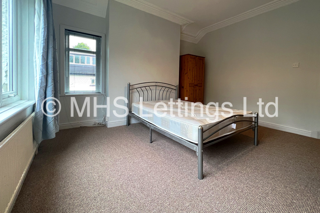 Photo of 5 Bedroom Semi-Detached House in 3 Church Wood Avenue, Leeds, LS16 5LF
