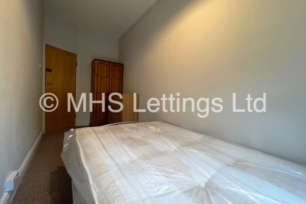 Photo of 5 Bedroom Semi-Detached House in 3 Church Wood Avenue, Leeds, LS16 5LF
