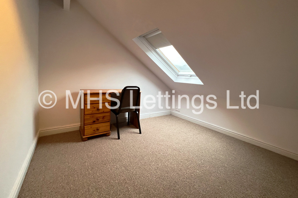 Photo of 5 Bedroom Semi-Detached House in 3 Church Wood Avenue, Leeds, LS16 5LF