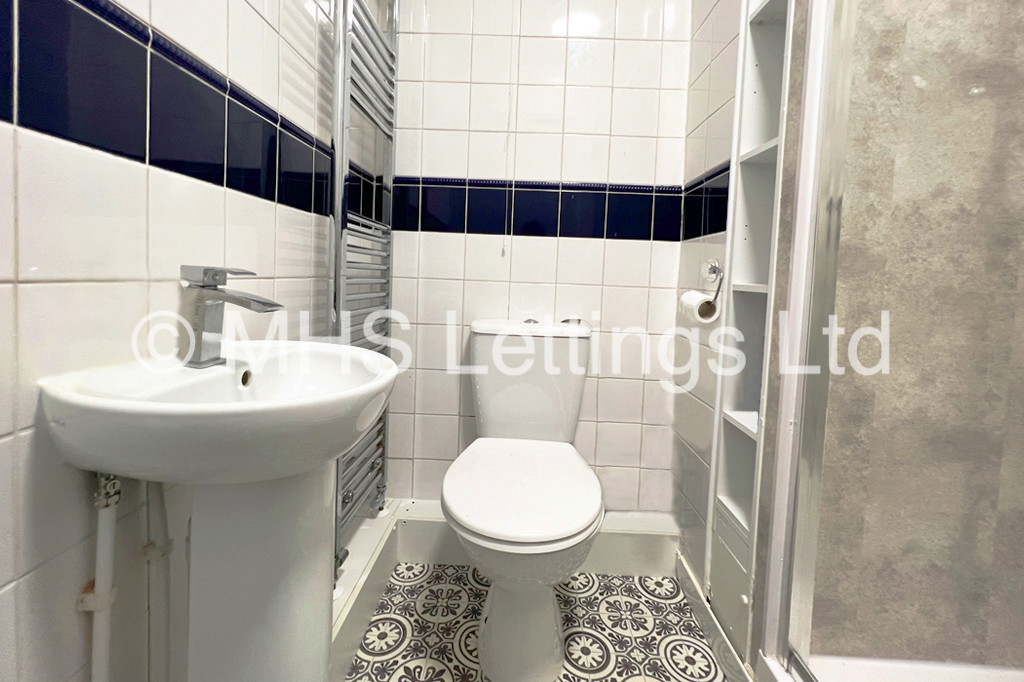 Photo of 5 Bedroom Semi-Detached House in 3 Church Wood Avenue, Leeds, LS16 5LF
