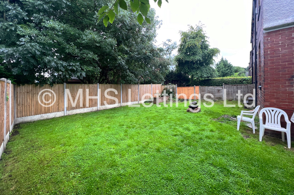 Photo of 5 Bedroom Semi-Detached House in 3 Church Wood Avenue, Leeds, LS16 5LF