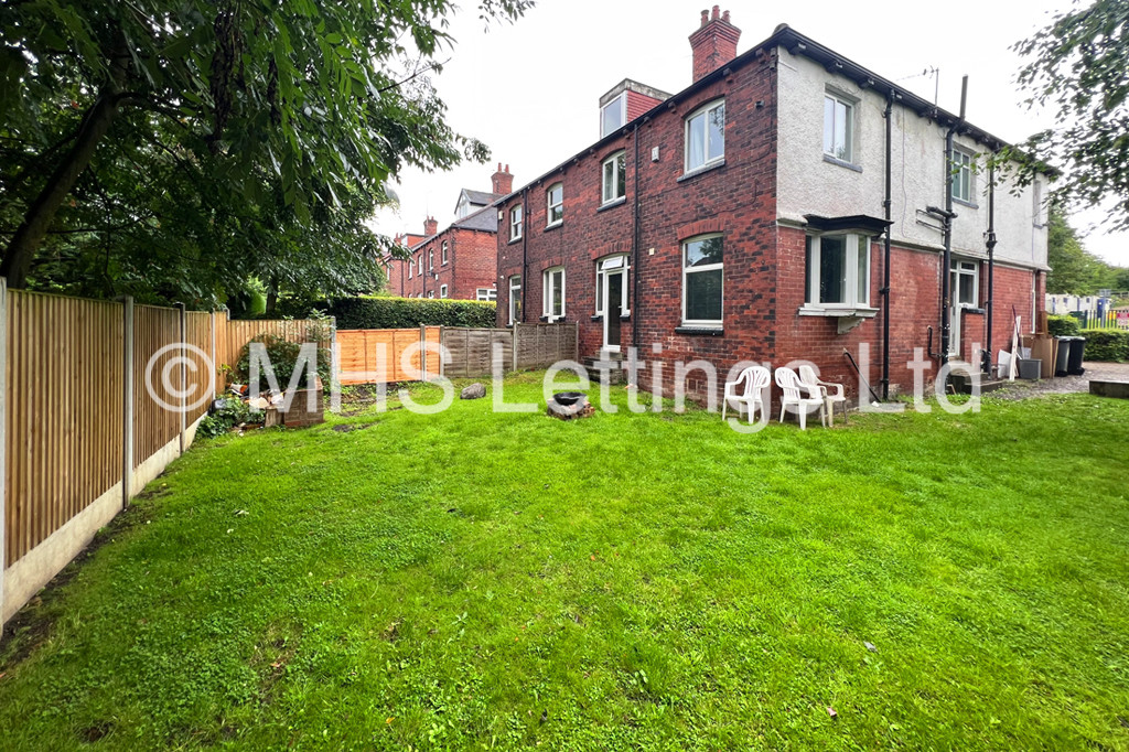 Photo of 5 Bedroom Semi-Detached House in 3 Church Wood Avenue, Leeds, LS16 5LF