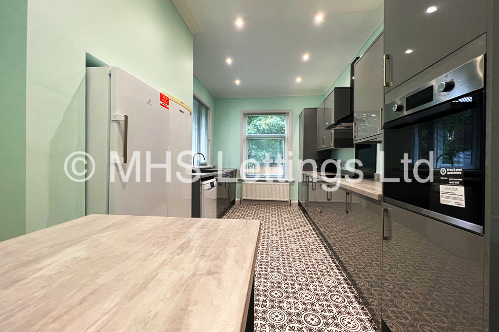 Photo of 5 Bedroom Semi-Detached House in 3 Church Wood Avenue, Leeds, LS16 5LF