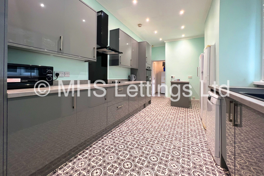 Photo of 5 Bedroom Semi-Detached House in 3 Church Wood Avenue, Leeds, LS16 5LF