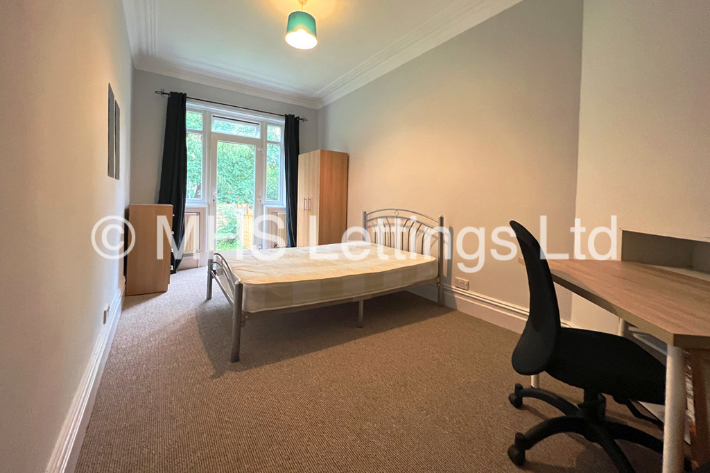 Photo of 5 Bedroom Semi-Detached House in 3 Church Wood Avenue, Leeds, LS16 5LF