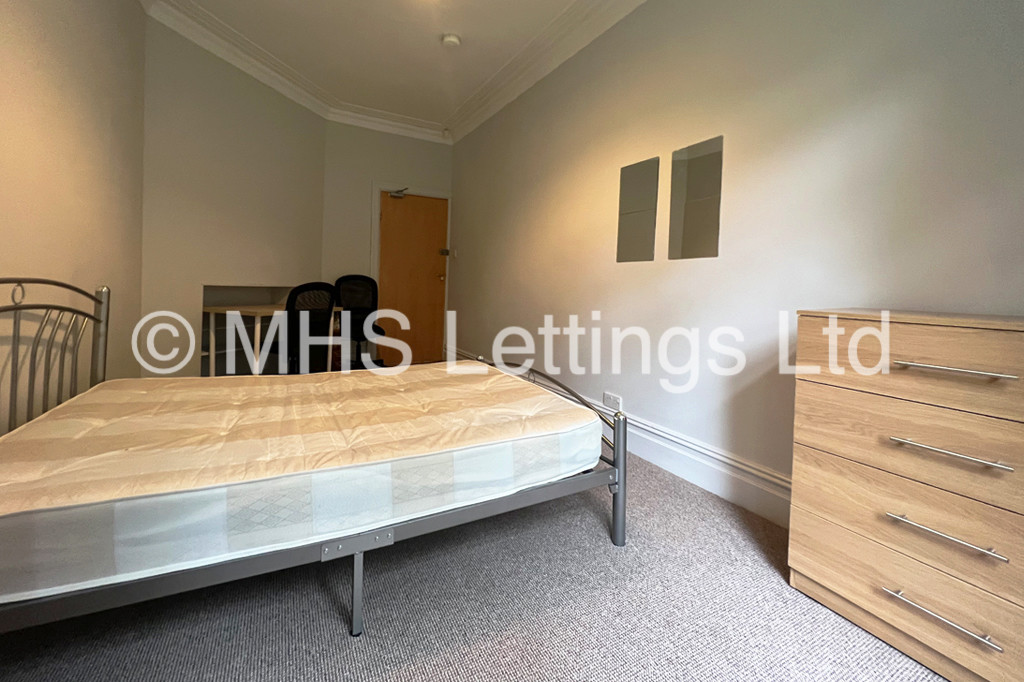 Photo of 5 Bedroom Semi-Detached House in 3 Church Wood Avenue, Leeds, LS16 5LF