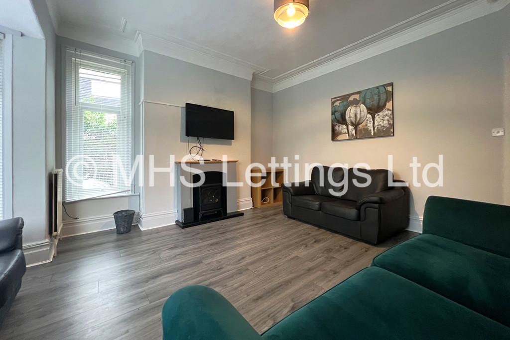 Photo of 5 Bedroom Semi-Detached House in 3 Church Wood Avenue, Leeds, LS16 5LF