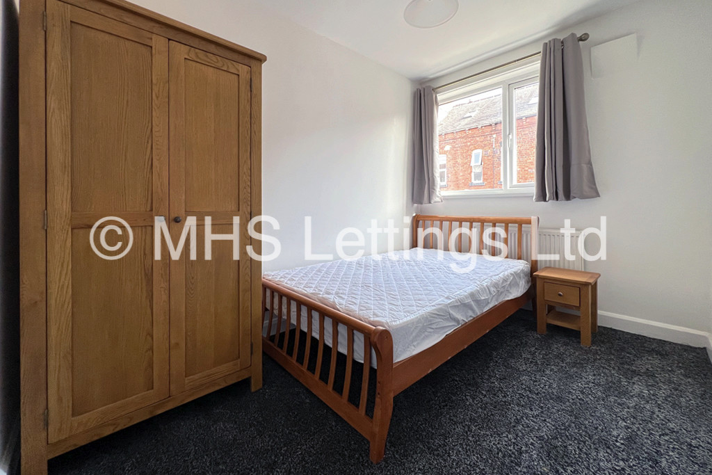 Photo of 2 Bedroom Mid Terraced House in 42 Welton Mount, Leeds, LS6 1ET