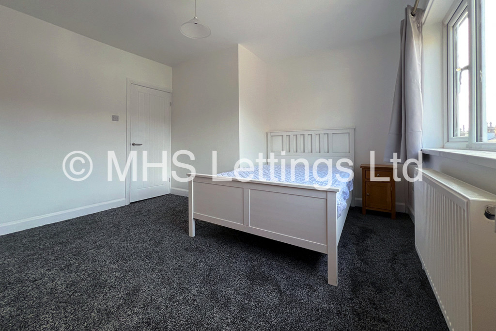 Photo of 2 Bedroom Mid Terraced House in 42 Welton Mount, Leeds, LS6 1ET