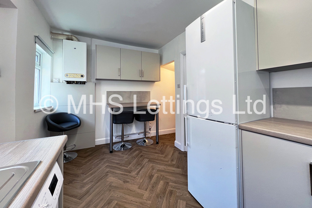 Photo of 2 Bedroom Mid Terraced House in 42 Welton Mount, Leeds, LS6 1ET