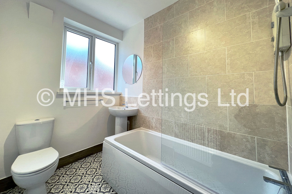 Photo of 2 Bedroom Mid Terraced House in 42 Welton Mount, Leeds, LS6 1ET