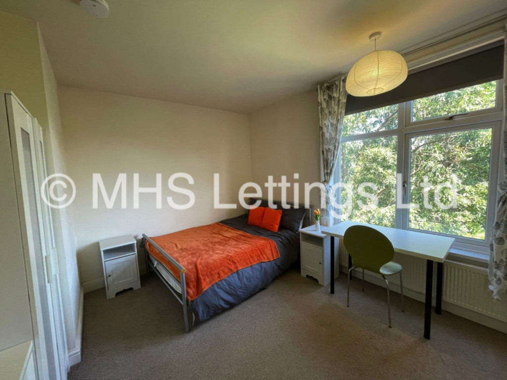 Photo of 6 Bedroom Semi-Detached House in 4 Hartley Avenue, Leeds, LS6 2LP