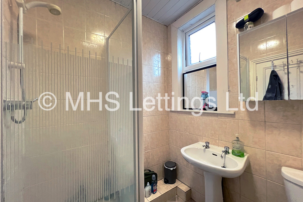 Photo of 4 Bedroom Mid Terraced House in 6 Burchett Grove, Leeds, LS6 2JA