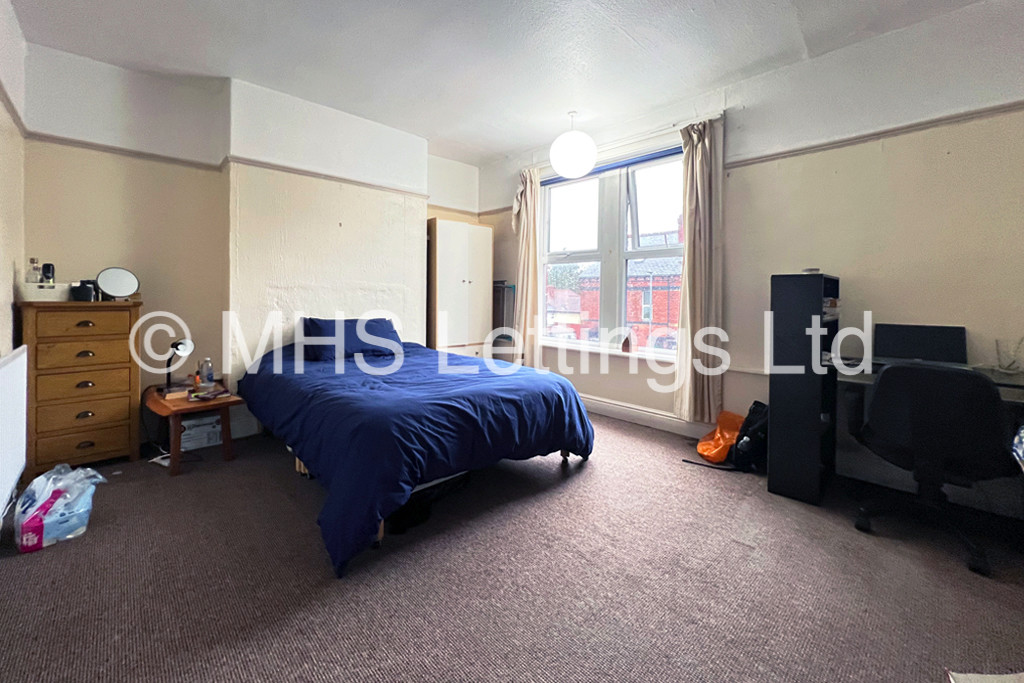 Photo of 4 Bedroom Mid Terraced House in 6 Burchett Grove, Leeds, LS6 2JA