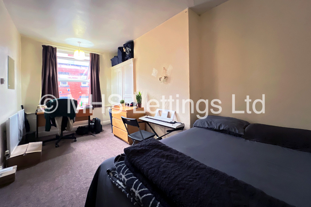 Photo of 4 Bedroom Mid Terraced House in 6 Burchett Grove, Leeds, LS6 2JA