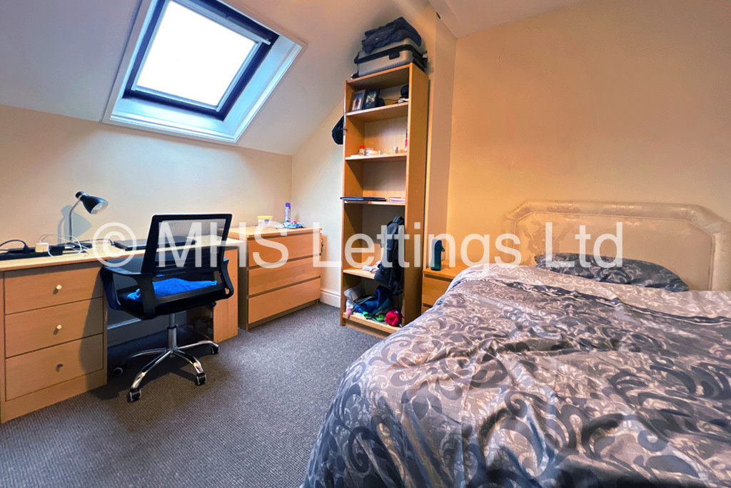 Photo of 4 Bedroom Mid Terraced House in 6 Burchett Grove, Leeds, LS6 2JA