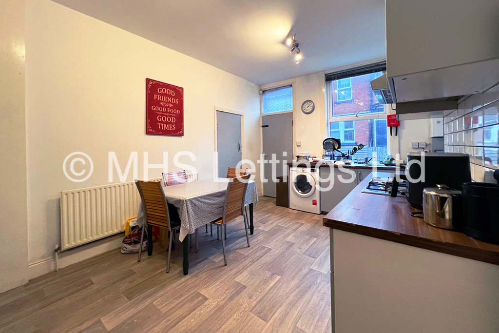 Photo of 4 Bedroom Mid Terraced House in 6 Burchett Grove, Leeds, LS6 2JA