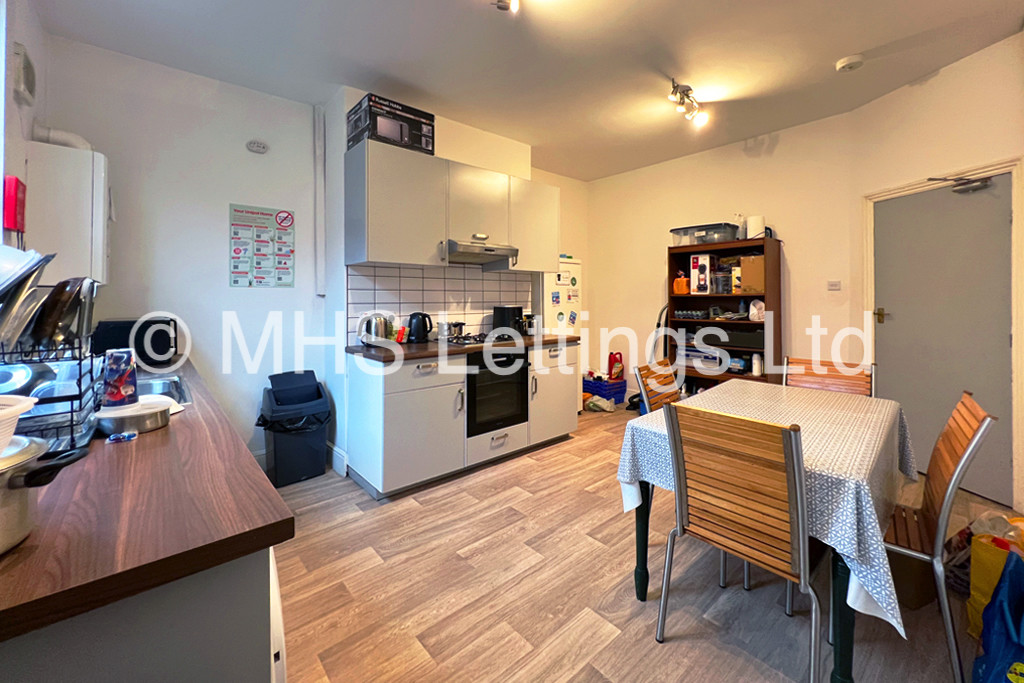 Photo of 4 Bedroom Mid Terraced House in 6 Burchett Grove, Leeds, LS6 2JA
