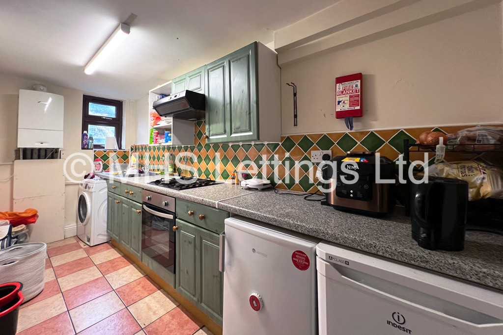 Photo of 8 Bedroom Mid Terraced House in 8 Regent Park Avenue, Leeds, LS6 2AU