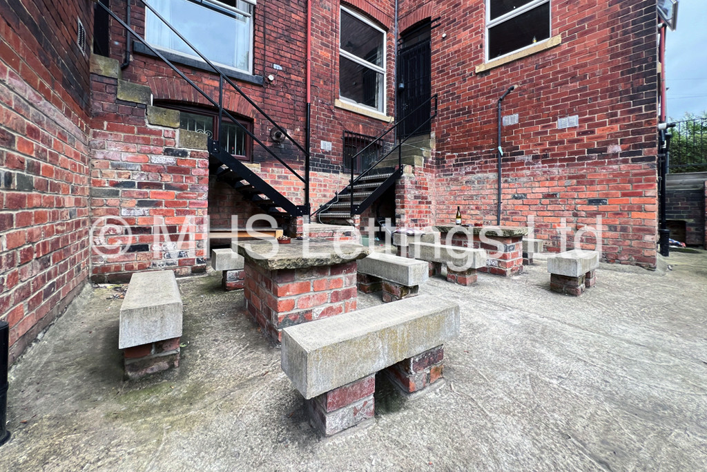 Photo of 8 Bedroom Mid Terraced House in 8 Regent Park Avenue, Leeds, LS6 2AU