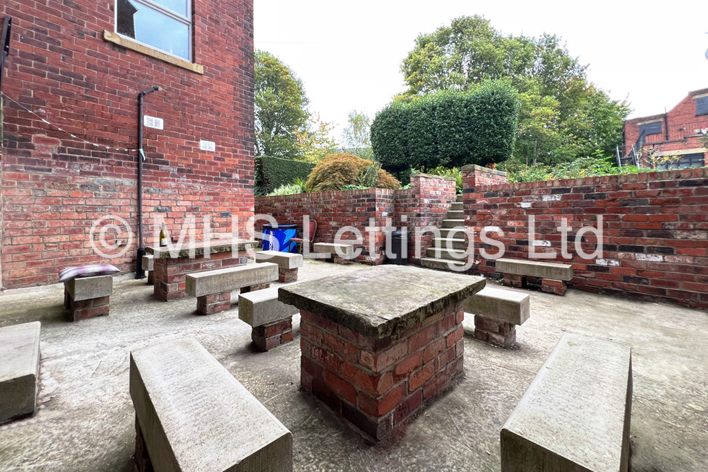 Photo of 8 Bedroom Mid Terraced House in 8 Regent Park Avenue, Leeds, LS6 2AU