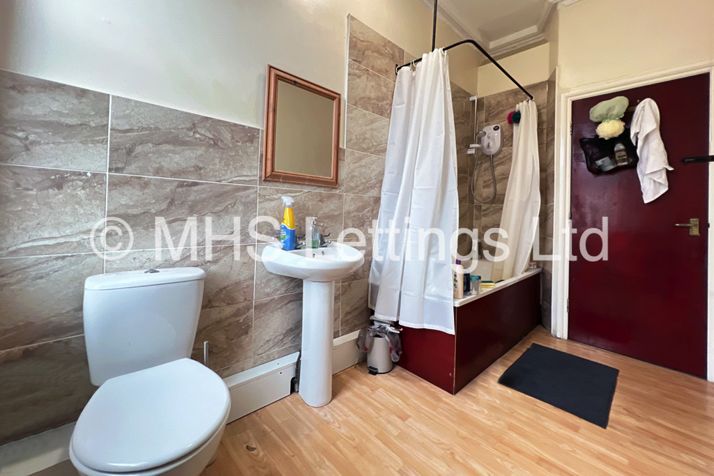 Photo of 8 Bedroom Mid Terraced House in 8 Regent Park Avenue, Leeds, LS6 2AU