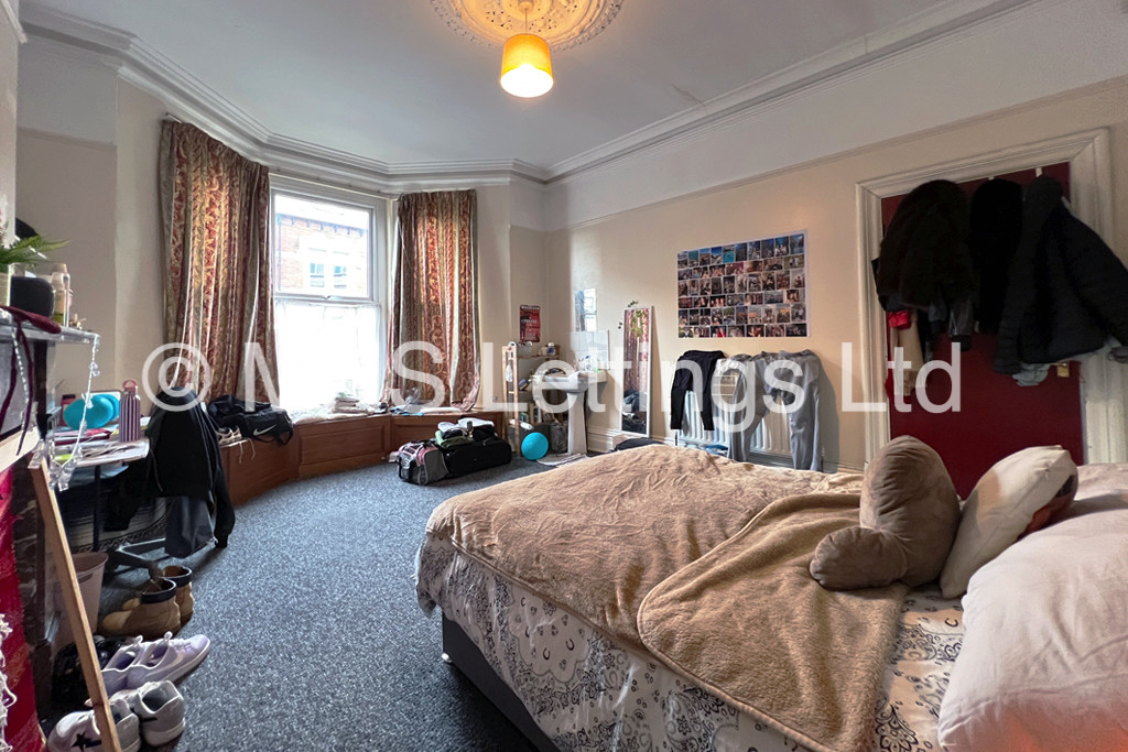 Photo of 8 Bedroom Mid Terraced House in 8 Regent Park Avenue, Leeds, LS6 2AU